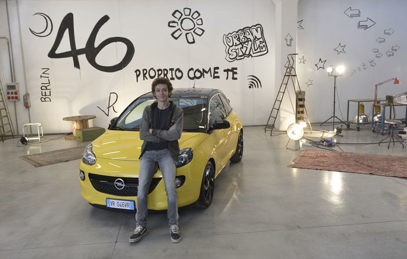 Opel Adam îşi asociază imaginea cu Valentino Rossi pentru a se bate cu Fiat 500 în Italia - Poza 2