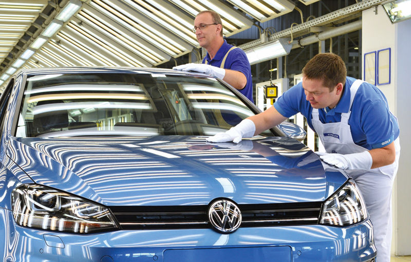 Volkswagen: bonusuri de 7200 de euro pentru 100.000 de salariaţi germani - Poza 1