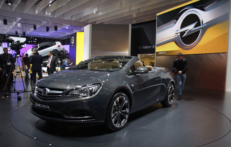 GENEVA 2013 LIVE: Opel Cascada a pozat topless la standul german - Poza 3