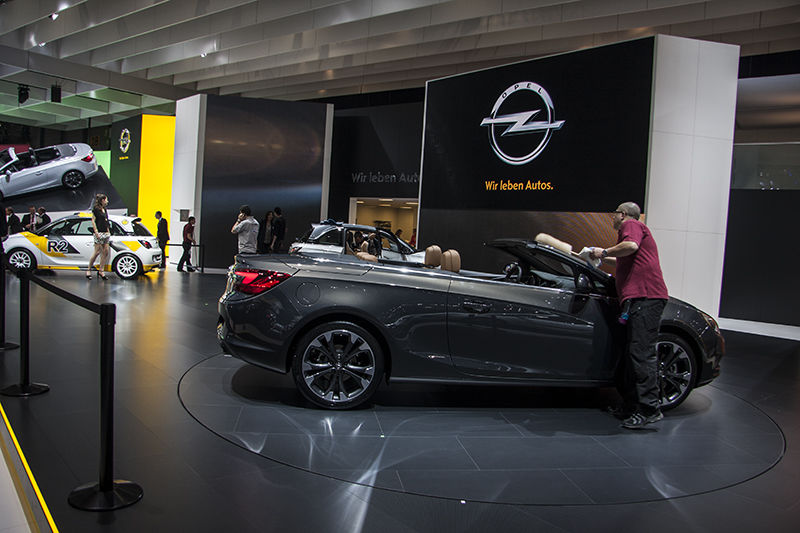 REPORTAJ GENEVA 2013: Atmosferă relaxată la standul Opel - Poza 5