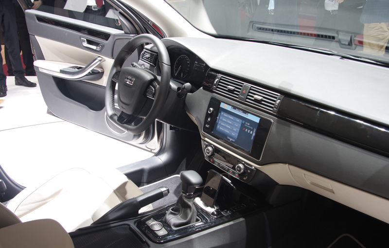 GENEVA 2013 LIVE: Qoros 3 sedan a fost atracția standului chinezesc - Poza 3