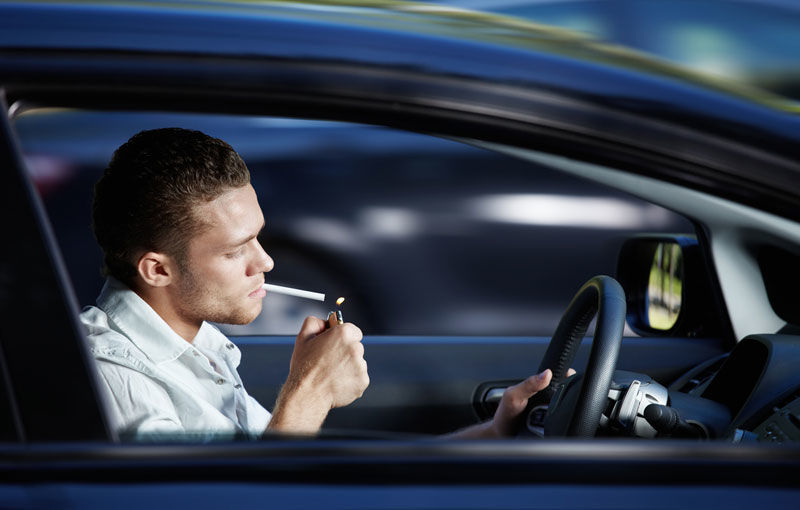 STUDIU: ”56% dintre britanici consideră fumatul la volan un pericol” - Poza 1