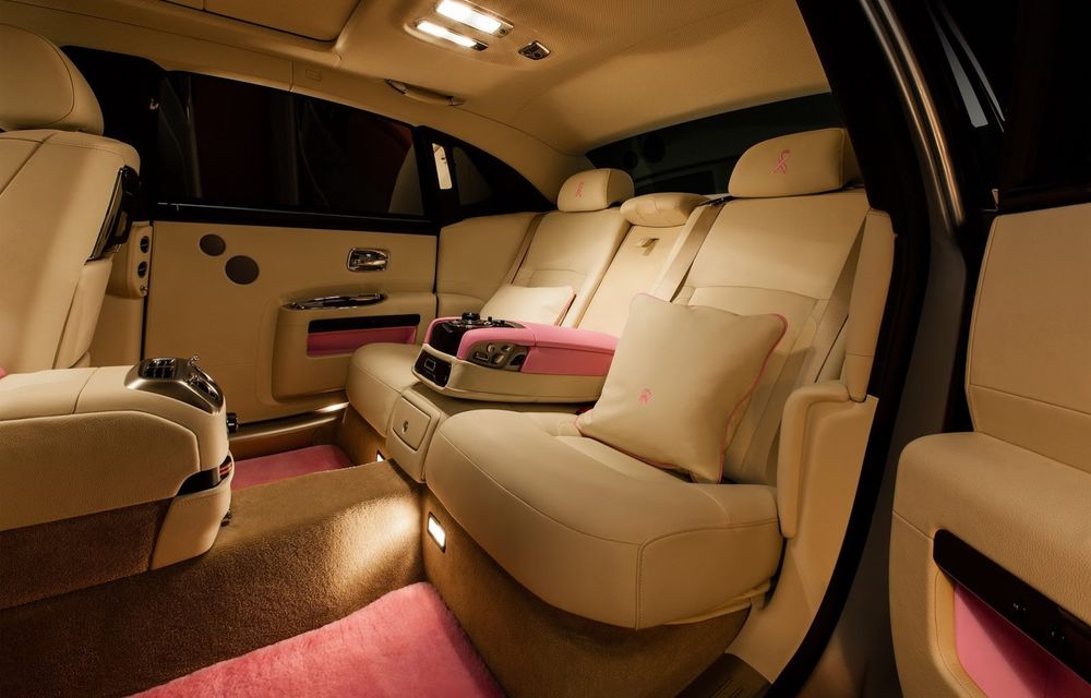 Un Rolls Royce Ghost de culoare roz luptă împotriva cancerului la sân - Poza 3