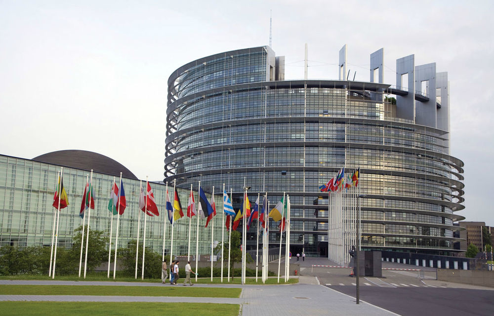 Parlamentul European scade dramatic bariera emisiilor de CO2 pentru următorii ani, producătorii se opun - Poza 1