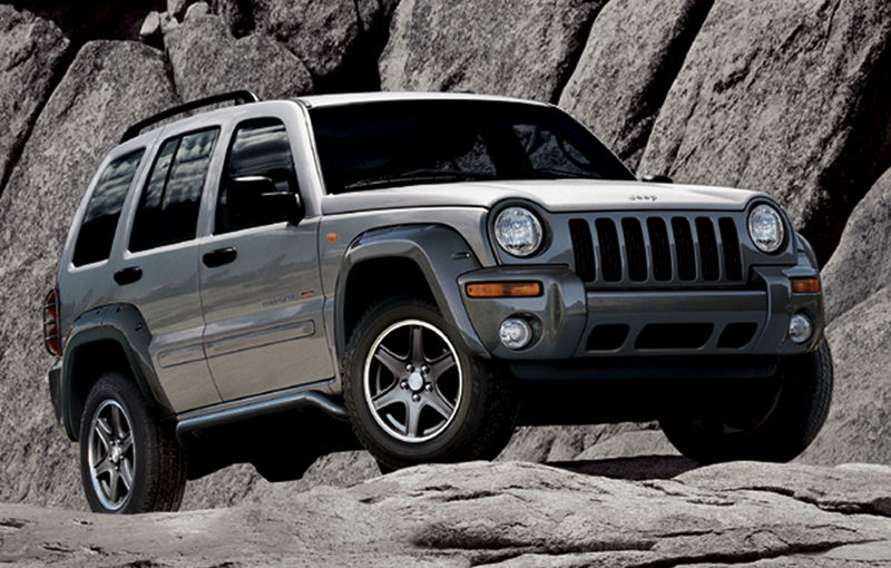Chrysler a cedat presiunilor NHTSA şi va verifica în service 1.56 milioane de exemplare Jeep Cherokee şi Liberty - Poza 1