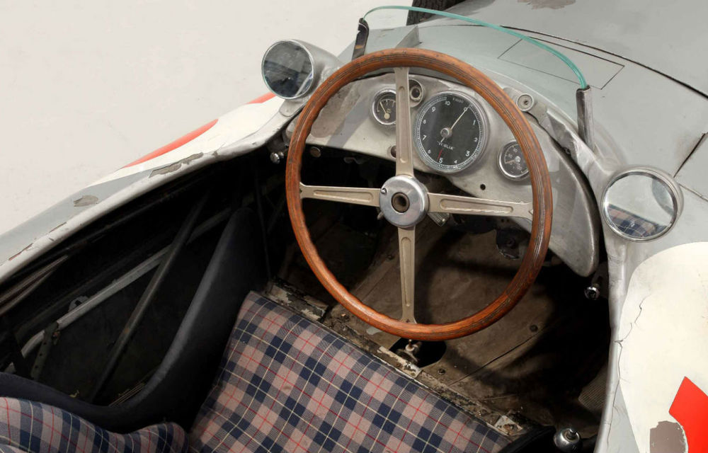 Mercedes-ul W196 pilotat de Fangio a fost vândut la licitaţie pentru 19.6 milioane de lire - Poza 4