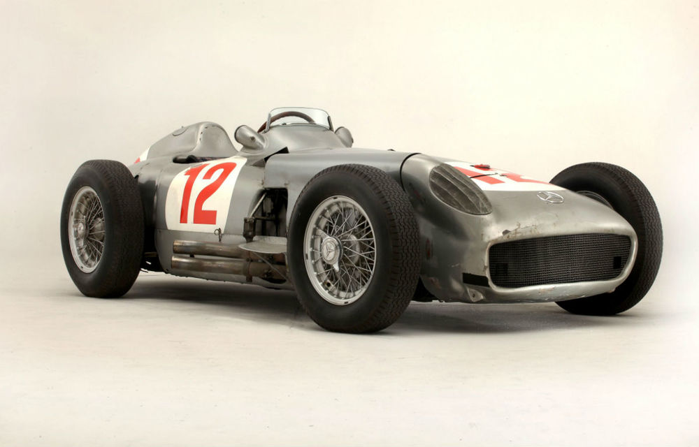 Mercedes-ul W196 pilotat de Fangio a fost vândut la licitaţie pentru 19.6 milioane de lire - Poza 1