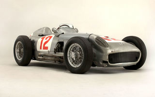 Mercedes-ul W196 pilotat de Fangio a fost vândut la licitaţie pentru 19.6 milioane de lire