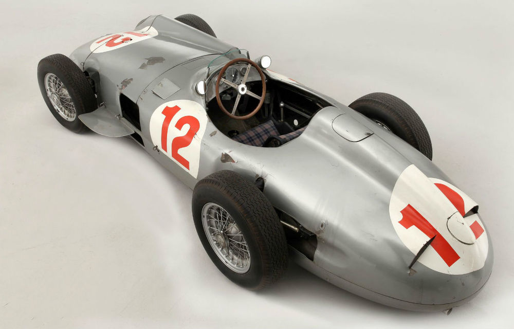 Mercedes-ul W196 pilotat de Fangio a fost vândut la licitaţie pentru 19.6 milioane de lire - Poza 2