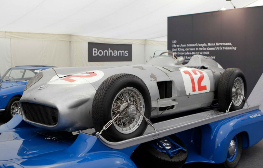 Mercedes-ul W196 pilotat de Fangio a fost vândut la licitaţie pentru 19.6 milioane de lire - Poza 3