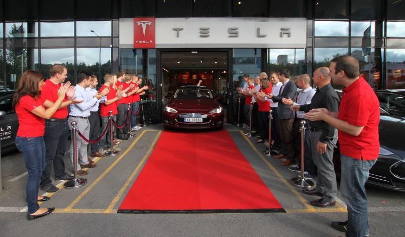 Tesla a livrat primul Model S în Europa unui norvegian excentric - Poza 2