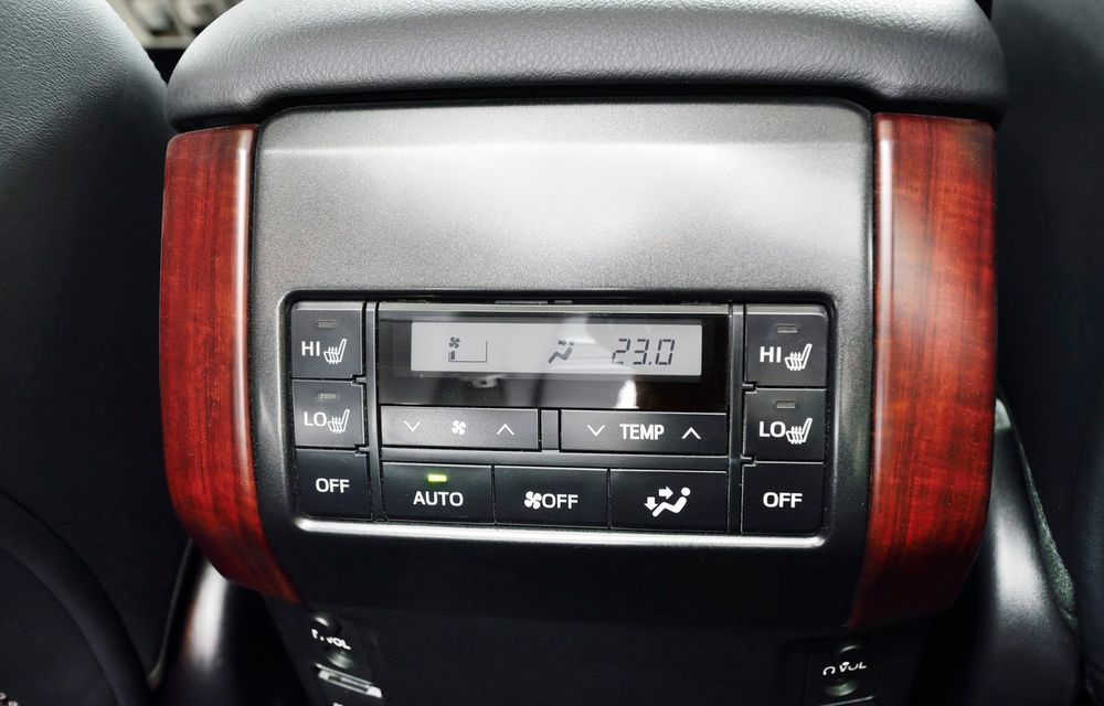 Toyota Land Cruiser facelift - imagini şi detalii oficiale - Poza 8