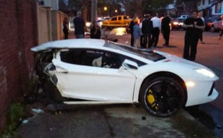 VIDEO: Lamborghini Aventador, secţionat în urma unui accident spectaculos
