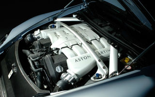 Aston Martin nu renunţă la motoarele V12 şi refuză hibrizii