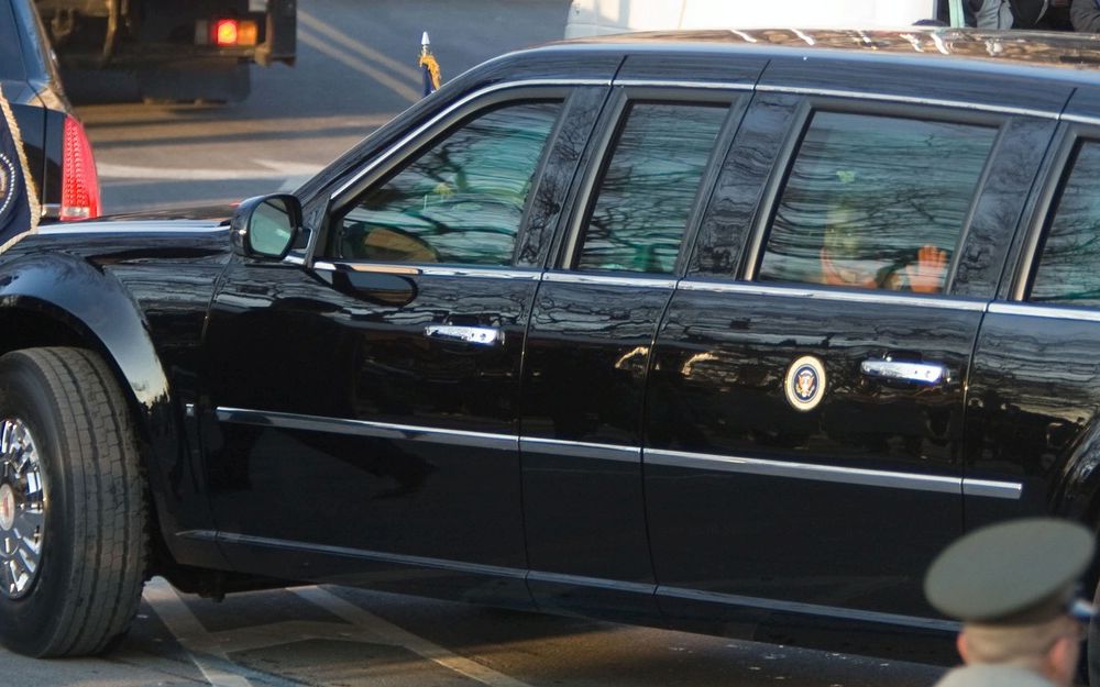 Limuzina preşedintelui Obama cântăreşte 6.8 tone şi costă 1.5 milioane de dolari - Poza 7