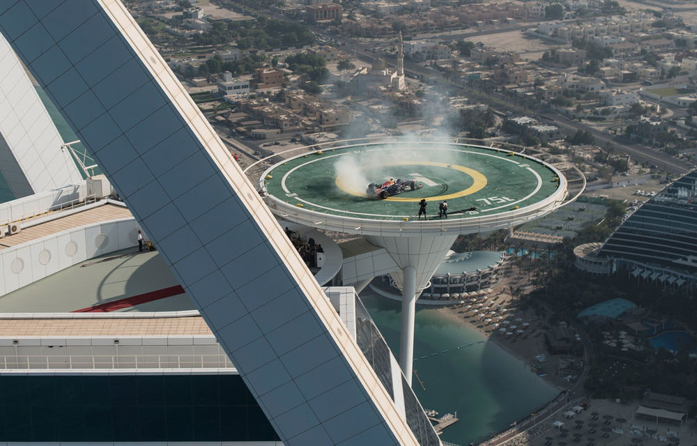 Red Bull a sărbătorit titlurile cu &quot;cerculeţe&quot; pe helipadul clăirii Burj Al Arab din Dubai - Poza 8
