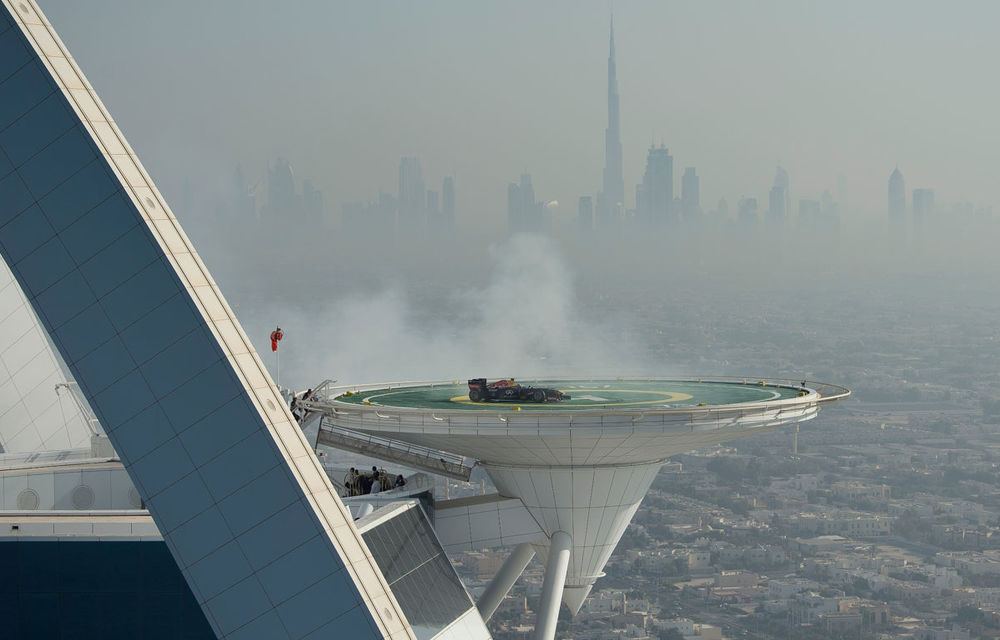 Red Bull a sărbătorit titlurile cu &quot;cerculeţe&quot; pe helipadul clăirii Burj Al Arab din Dubai - Poza 9
