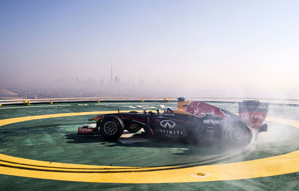Red Bull a sărbătorit titlurile cu &quot;cerculeţe&quot; pe helipadul clăirii Burj Al Arab din Dubai - Poza 3
