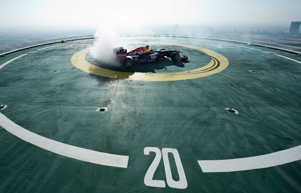 Red Bull a sărbătorit titlurile cu &quot;cerculeţe&quot; pe helipadul clăirii Burj Al Arab din Dubai - Poza 4