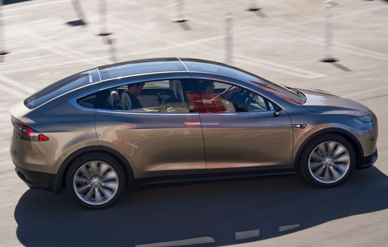 Model X, SUV-ul electric Tesla, va avea doar tracţiune integrală şi va fi lansat în 2014 - Poza 1