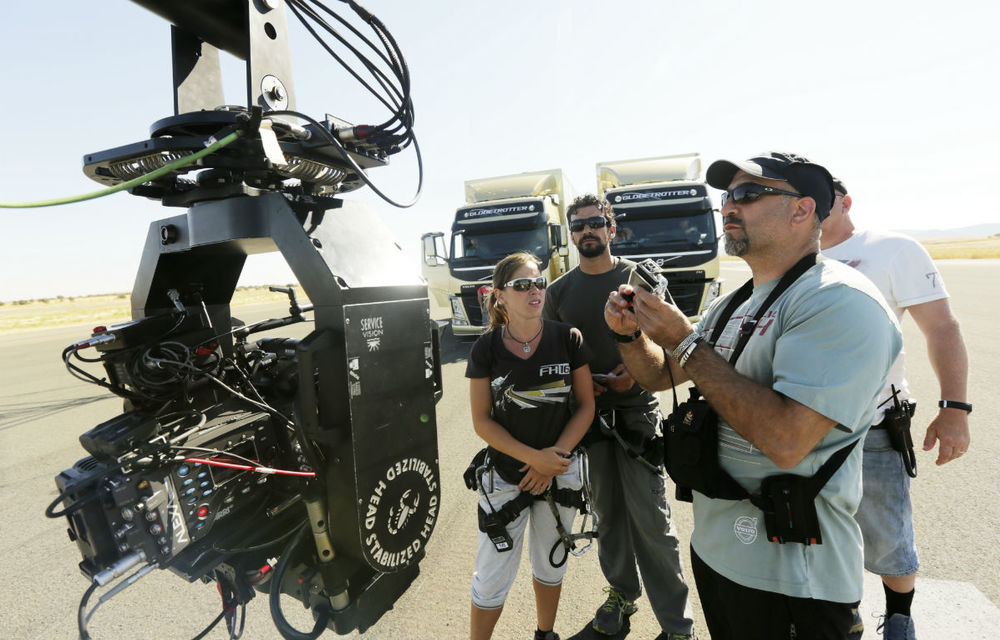 Efecte speciale sau filmare pe bune? Povestea şpagatului lui Van Damme între două camioane în mers - Poza 8