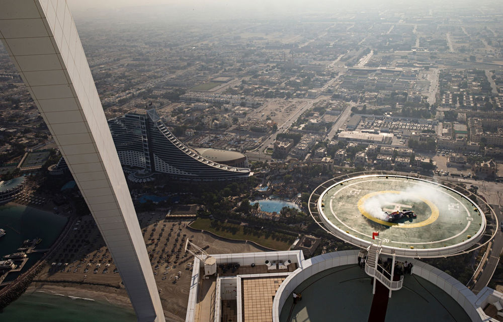 VIDEO: Povestea din spatele &quot;cerculeţelor&quot; Red Bull de pe helipadul Burj Al Arab din Dubai - Poza 1