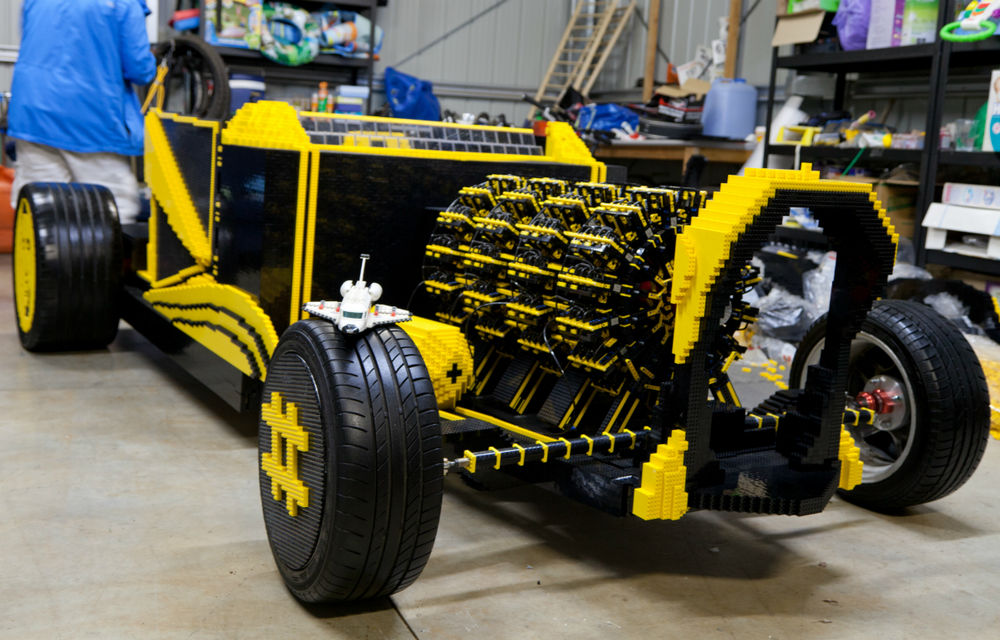 Invenţie româno-australiană: maşina care merge cu aer şi este construită din piese LEGO - Poza 1