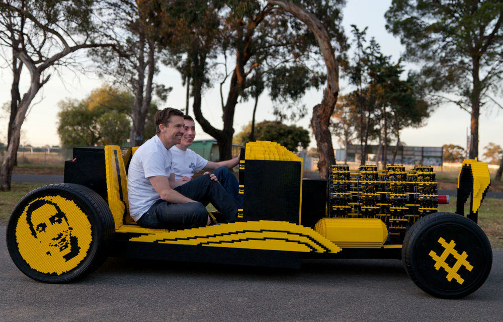 Invenţie româno-australiană: maşina care merge cu aer şi este construită din piese LEGO - Poza 6