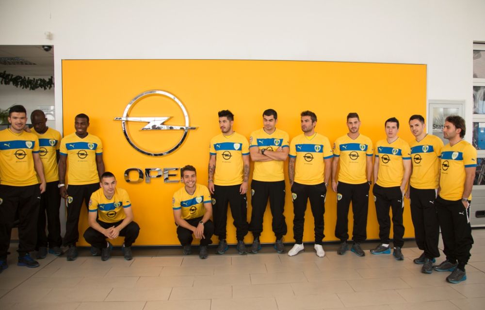 Opel a devenit sponsor principal al echipei de fotbal Petrolul Ploieşti - Poza 15