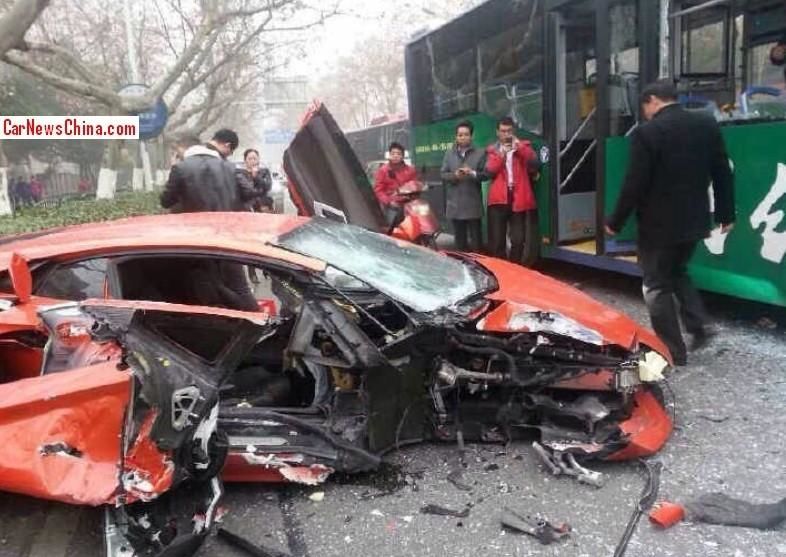 Lamborghini Aventador, distrus de un autobuz în China - Poza 5