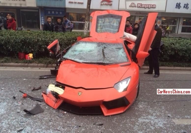 Lamborghini Aventador, distrus de un autobuz în China - Poza 2
