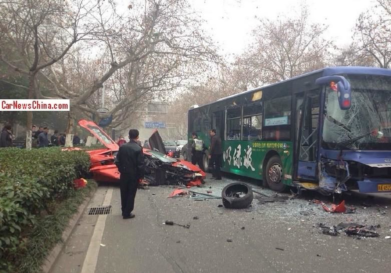 Lamborghini Aventador, distrus de un autobuz în China - Poza 4