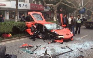 Lamborghini Aventador, distrus de un autobuz în China