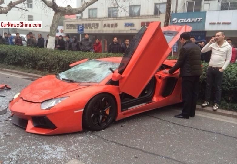 Lamborghini Aventador, distrus de un autobuz în China - Poza 6