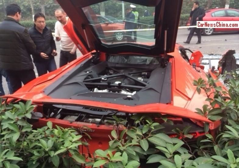 Lamborghini Aventador, distrus de un autobuz în China - Poza 7