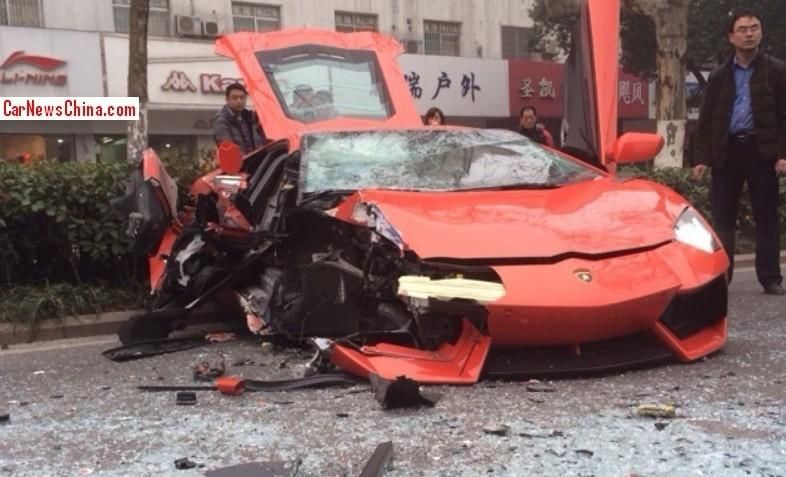 Lamborghini Aventador, distrus de un autobuz în China - Poza 3