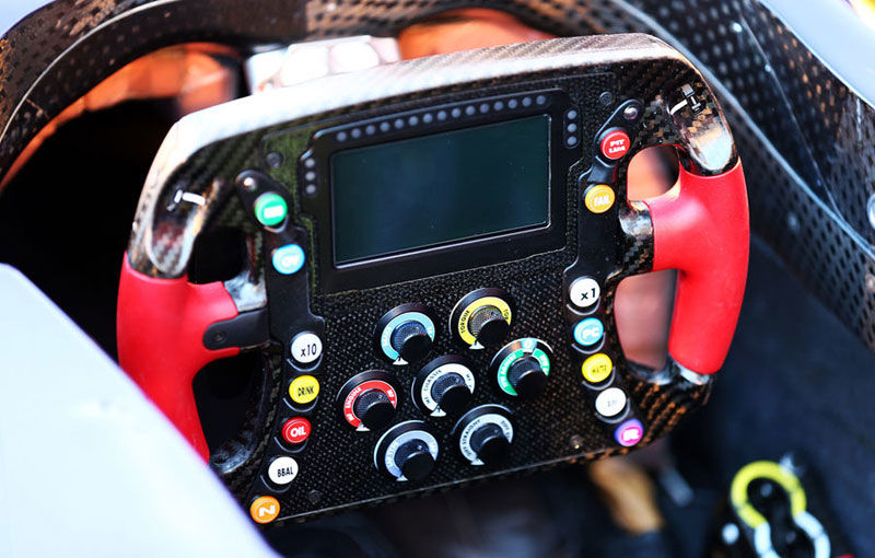 Volanul de Formula 1 va include un display LCD de 4.3&quot; începând din 2014 - Poza 2