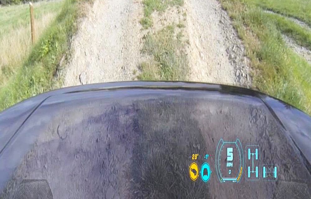 Land Rover prezintă un nou concept tehnologic: capota ”transparentă” - Poza 1