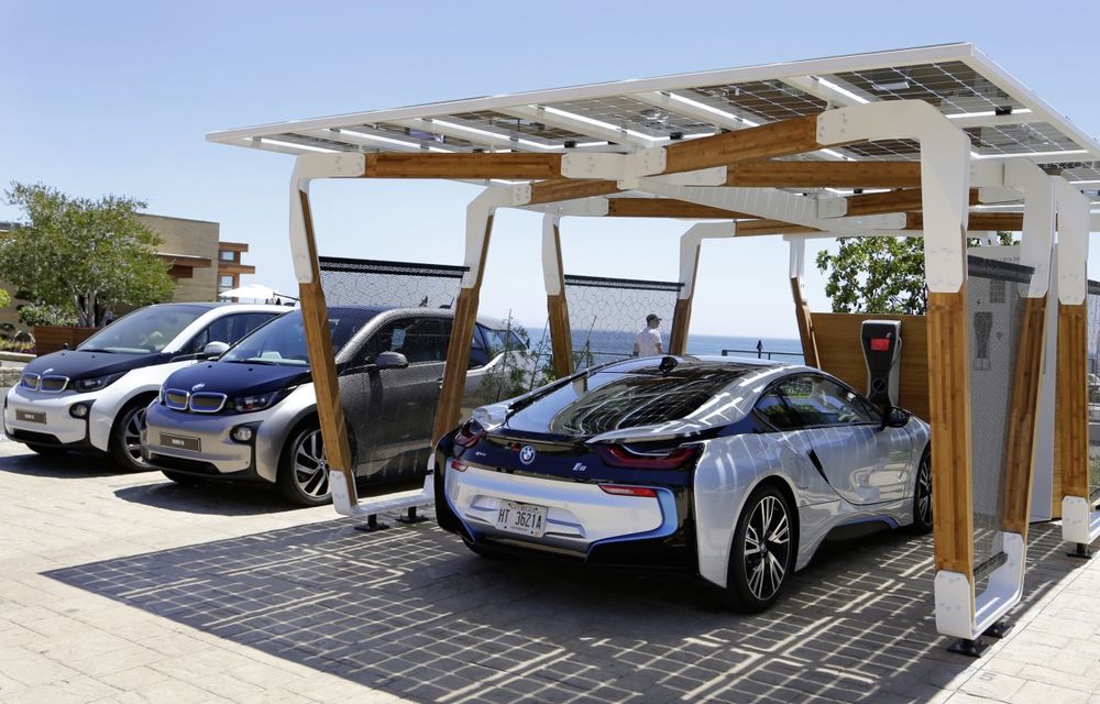 BMW DesignworksUSA a dezvoltat un concept de garaj cu panouri solare pentru încărcarea maşinilor electrice - Poza 5