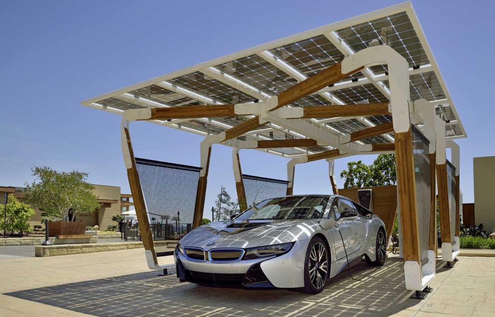 BMW DesignworksUSA a dezvoltat un concept de garaj cu panouri solare pentru încărcarea maşinilor electrice - Poza 1
