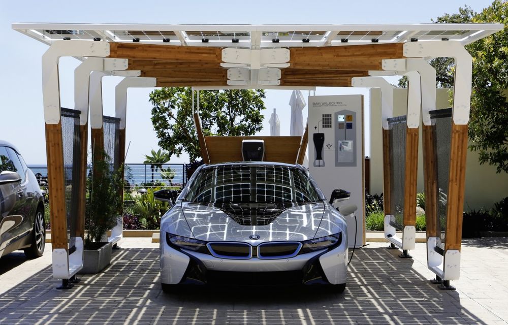 BMW DesignworksUSA a dezvoltat un concept de garaj cu panouri solare pentru încărcarea maşinilor electrice - Poza 2