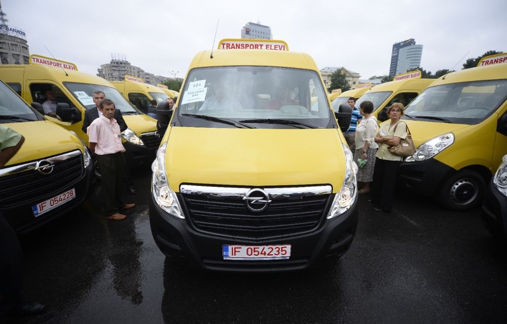 Opel a livrat prima sută de unităţi Movano destinate transportului elevilor - Poza 1
