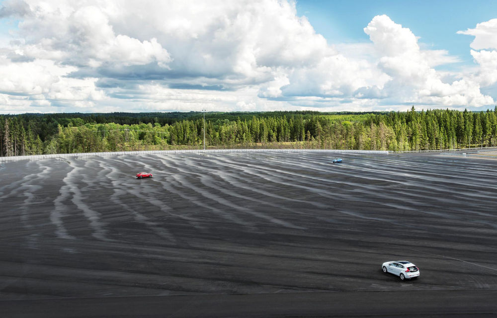Volvo a construit un oraş-simulacru pentru a testa sistemele de siguranţă ale viitorului - Poza 6