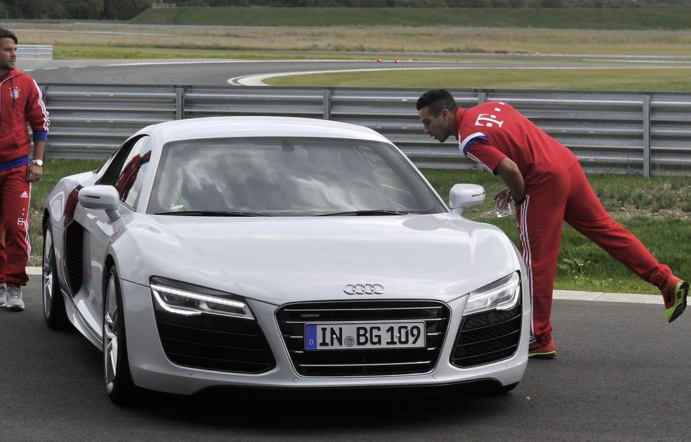 Fotbaliştii echipei Bayern Munchen au primit o flotă Audi şi un curs de pilotaj cu R8 - Poza 3