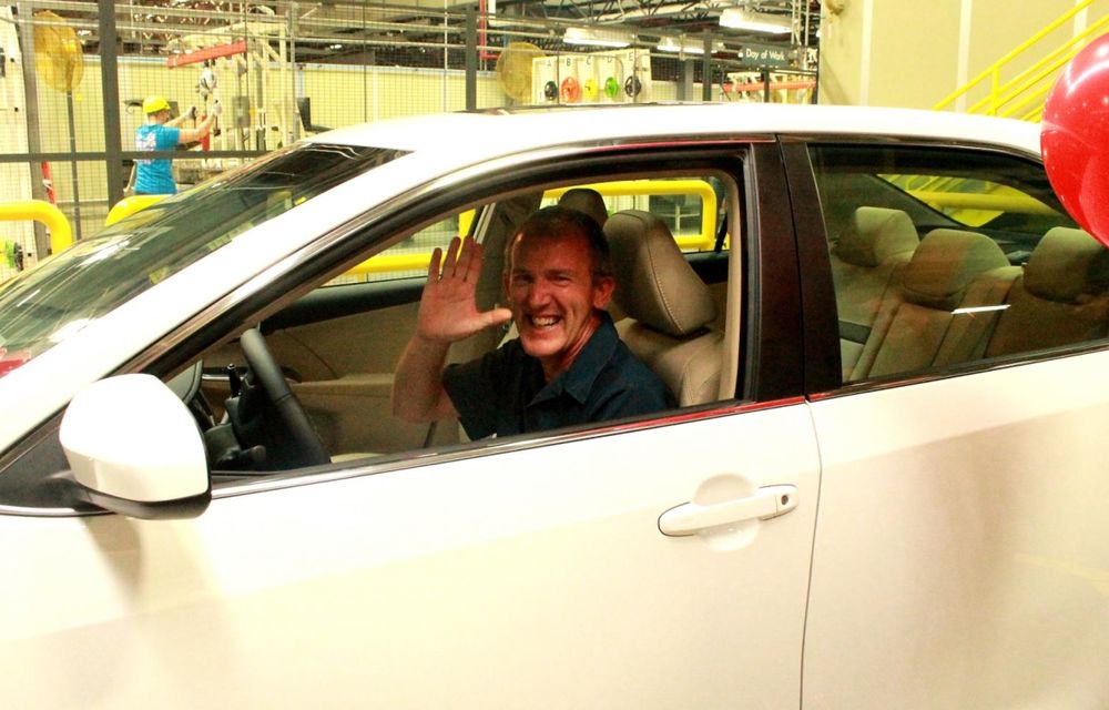 Tombolă la o fabrică Toyota SUA: Camry-ul cu numărul 10.000.000, făcut cadou unui angajat - Poza 2