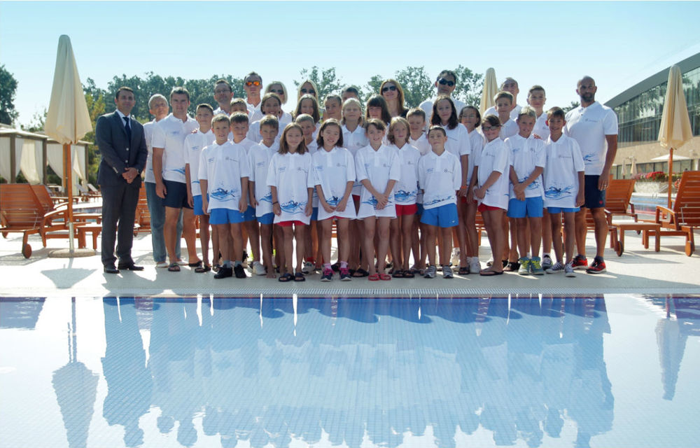 Mercedes-Benz susţine tinerii înotători din România - Poza 1