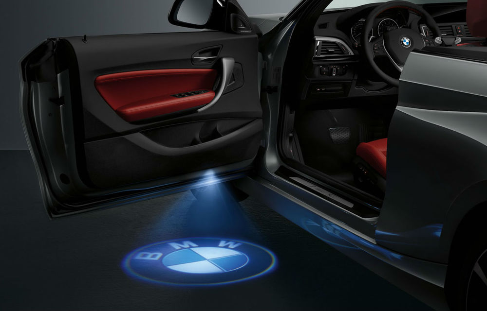 BMW Seria 2 Cabrio a primit o portieră cu iluminare care proiectează logo-ul firmei - Poza 1