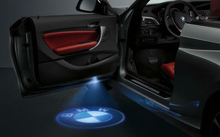 BMW Seria 2 Cabrio a primit o portieră cu iluminare care proiectează logo-ul firmei