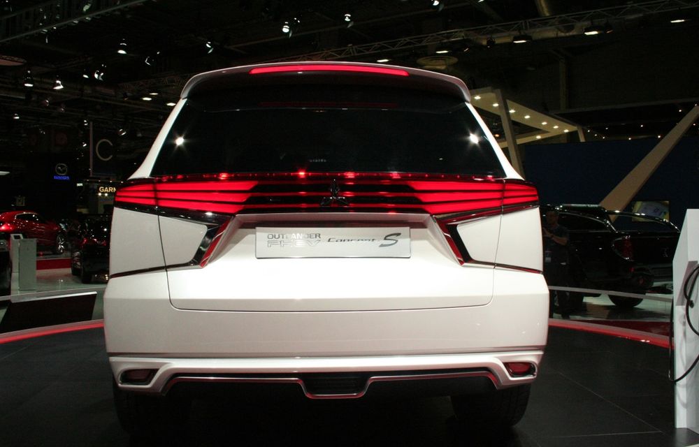 PARIS 2014 LIVE: Mitsubishi Outlander PHEV Concept-S: japonezii ne prezintă primele imagini ale pachetului de design creat pentru SUV-ul hibrid - Poza 6