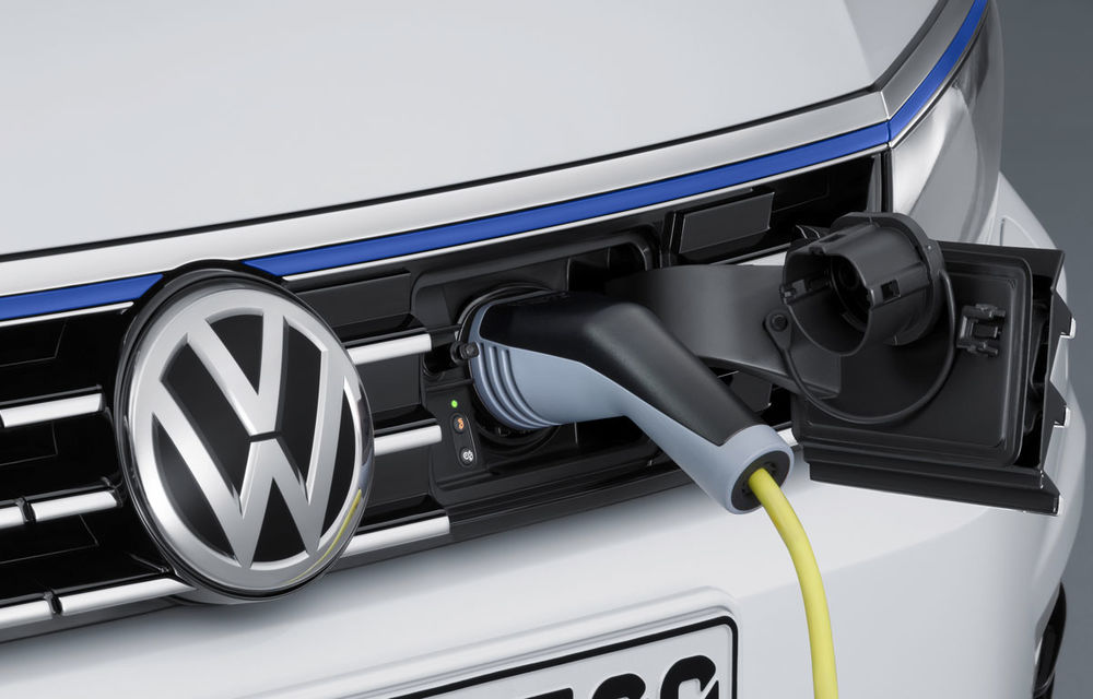 PARIS 2014 LIVE: Volkswagen Passat GTE - varianta hybrid plug-in a noului model din Wolfsburg - Poza 12